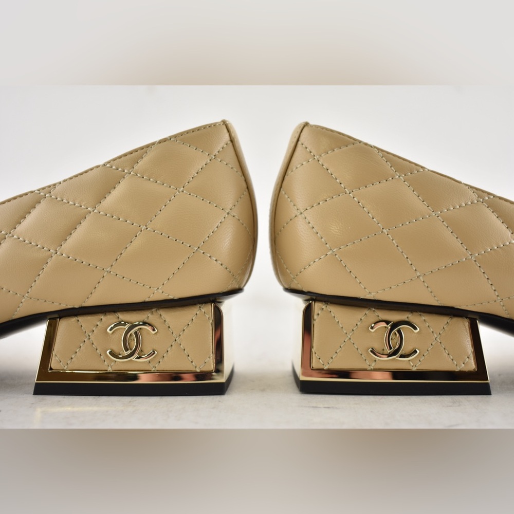 Chanel 24B Beige Lambskin Quilted Black Cap CC Logo Gold Block Heel Pumps 37.5 - Picture 15 of 16